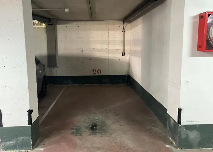 Con Garaje Privado, Piscina , Pie De Playa