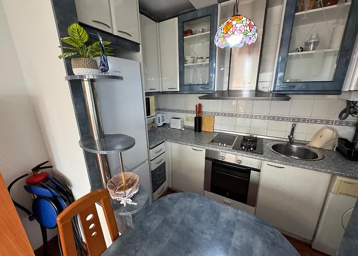 Con Garaje Privado, Piscina , Pie De Playa